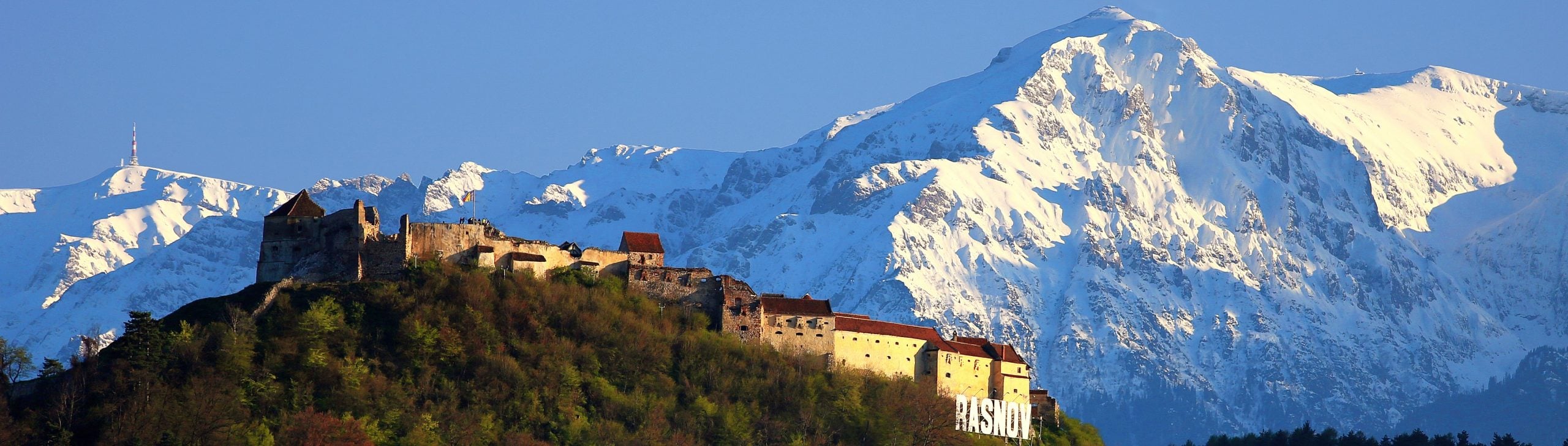 Drapelul României fluturând în vânt pe fundalul munților - fotografie vintage